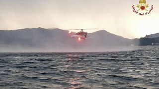 طائرة مروحية تابعة لفرق الإنقاذ تبحث عن ناجين من حادث انقلاب القارب في بحيرة ماجوري الإيطالية