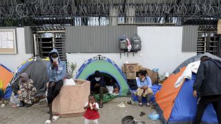 مخيم مؤقت أقامه لاجئون في العاصمة التونسية