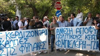 Μέλη της Ένωσης Χειμαριωτών στην Αθήνα έξω από την πρεσβεία της Αλβανίας στην Αθήνα για να διαμαρτυρηθούν για την κράτηση του Φρέντυ Μπελέρη