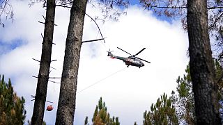 Un helicóptero de la flota europea trabaja en la lucha contraincendios.