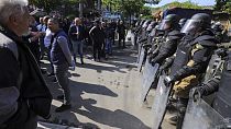 محتجون صربيون يقفون أمام قوات مكافحة الشغب