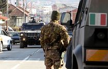Итальянские военнослужащие KFOR в сербской части разделённого города Косовска-Митровица.