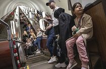 Des habitants de Kyiv réfugiés dans le métro après le retentissement de sirènes d'alerte, le 29 mai 2023