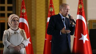 Recep Tayyip Erdogan, a Nép Szövetsége elnökjelöltje támogatóihoz szól az ankarai elnöki palotában választási győzelme után 2023. május 28-án. Mellette felesége, Emine Erdogan