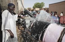 No Sudão, há falta de água potável.
