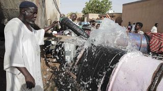 No Sudão, há falta de água potável.