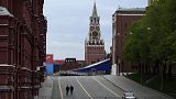 Vue de la Place Rouge fermée pour la préparation du défilé de la Victoire, avec la Tour Spasskaya au centre, à Moscou, Russie, le mercredi 3 mai 2023.