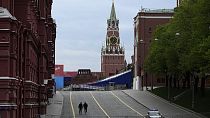 Vue de la Place Rouge fermée pour la préparation du défilé de la Victoire, avec la Tour Spasskaya au centre, à Moscou, Russie, le mercredi 3 mai 2023.