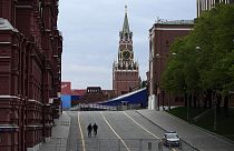 Vue de la Place Rouge fermée pour la préparation du défilé de la Victoire, avec la Tour Spasskaya au centre, à Moscou, Russie, le mercredi 3 mai 2023.