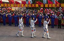 Les astronautes chinois de la mission Shenzhou-16, de gauche à droite, Gui Haichao, Zhu Yangzhu et Jing Haipeng, saluent la cérémonie d'envoi de leur mission spatiale.
