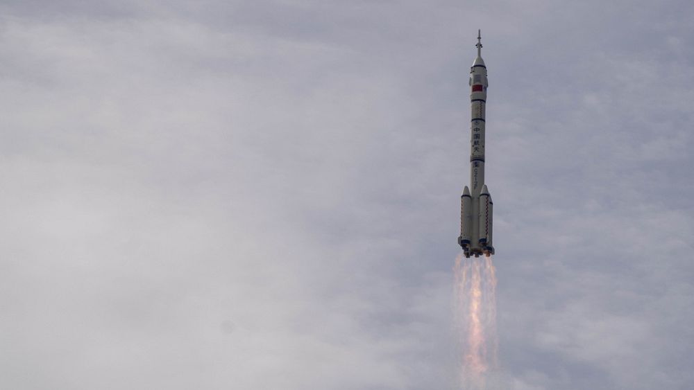 La Cina ha lanciato la sua prima missione con equipaggio civile nello spazio per lanciare la sua stazione spaziale