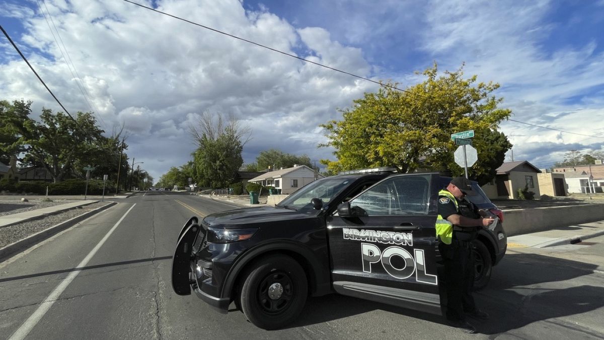 ضابط شرطة يعيق حركة المرور على طريق بعد إطلاق نار مميت في فارمنجتون، نيو مكسيكو، 15 مايو 2023.