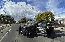 ضابط شرطة يعيق حركة المرور على طريق بعد إطلاق نار مميت في فارمنجتون، نيو مكسيكو، 15 مايو 2023.
