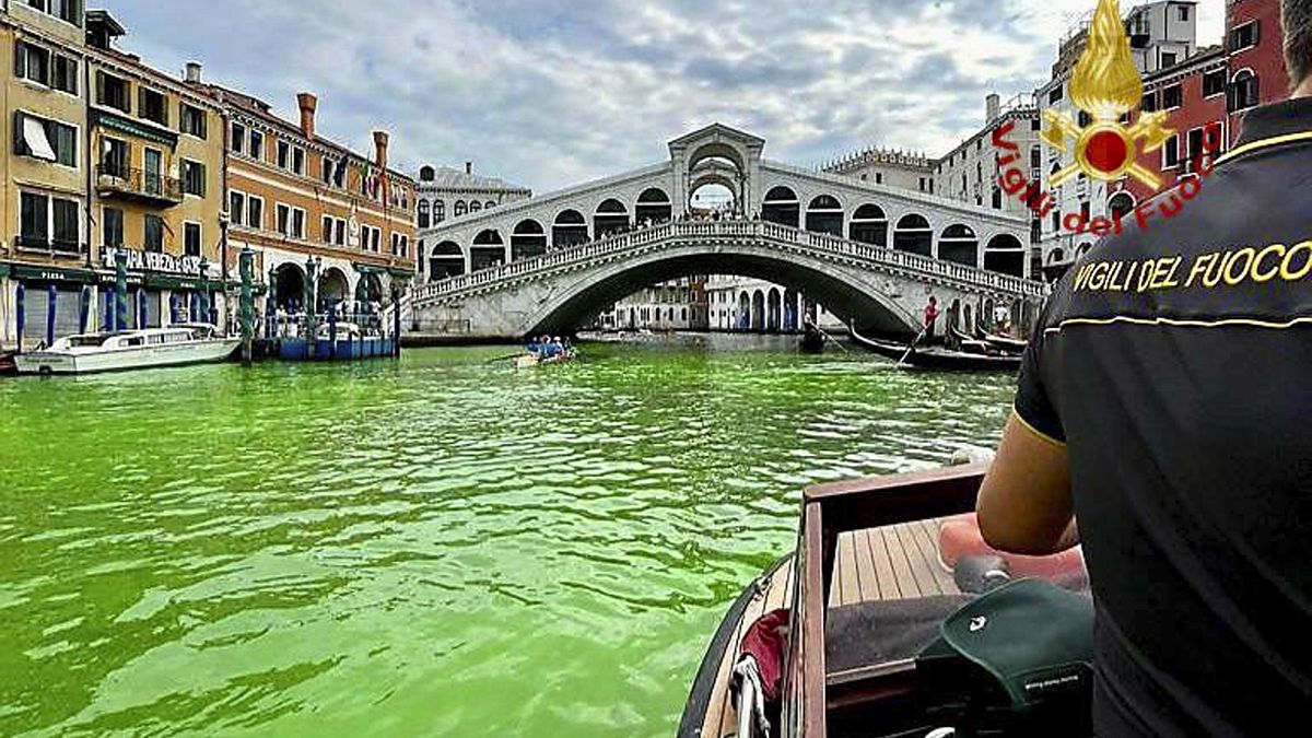 سائل أخضر غامض ظهر في مياه القنال الكبير بالقرب من جسر ريالتو الشهير في البندقية