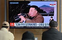Kim Jong Un ekranda füze testi izlerken görülüyor