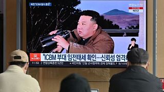 Kim Jong Un ekranda füze testi izlerken görülüyor
