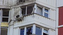 Drohnen- oder Trümmerteile trafen das Obergeschoss einens Moskauer Wohnblocks 