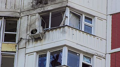 Drohnen- oder Trümmerteile trafen das Obergeschoss einens Moskauer Wohnblocks