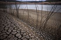 De la terre craquelée visible au réservoir de Sau au nord de Barcelone, en Espagne, le 18 avril 2023.