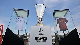 Az Európa-liga trófeája és a két döntős csapat meze a budapesti Hősök terén