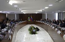  الرئيس البرازيلي لويس إيناسيو لولا دا سيلفا، إلى اليمين، والرئيس الفنزويلي نيكولاس مادورو، إلى اليسار، يعقدان اجتماعاً ثنائياً مع وفديهما في قصر بلانالتو في برازيليا، البرازي