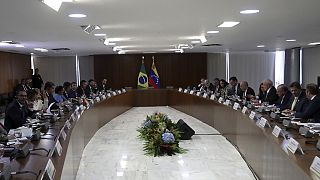  الرئيس البرازيلي لويس إيناسيو لولا دا سيلفا، إلى اليمين، والرئيس الفنزويلي نيكولاس مادورو، إلى اليسار، يعقدان اجتماعاً ثنائياً مع وفديهما في قصر بلانالتو في برازيليا، البرازي