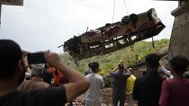 عملية انتشال الحافلة المنكوبة التي تعرضت لحادث أدى إلى مقتل وإصابة العشرات في إقليم كشمير