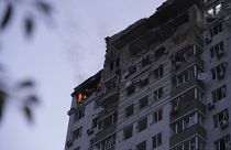 قال مسؤولون محليون إن طابقين علويين من مبنى شاهق تم تدميرهما في كييف