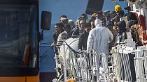 Menekülők partra szállása Olaszországban