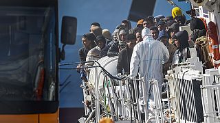 Menekülők partra szállása Olaszországban