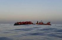 Мигранты переправляются через Средиземное море