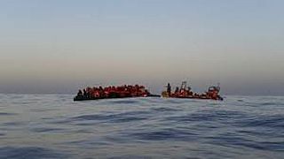 Мигранты переправляются через Средиземное море