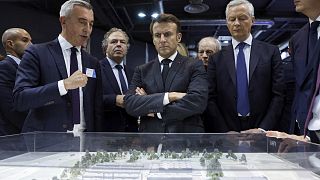 Macron francia elnök gazdasági vezetőkkel a tavalyi Párizsi Autószalonon