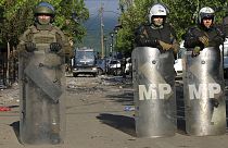 Polícia no norte do Kosovo protege edifícios municipais de manifestantes sérvios
