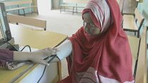 امرأة سودانية تتلقى العناية الطبية في مدرسة تحولت إلى مستشفى مؤقت في الخرطوم