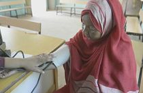 امرأة سودانية تتلقى العناية الطبية في مدرسة تحولت إلى مستشفى مؤقت في الخرطوم