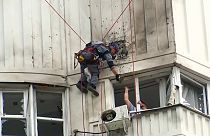 Egy drón által megrongált épületet vizsgálnak 2023. május 30-án, Moszkvában.