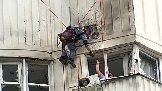 Moskova'da bir apartmana isabet eden İinsansız hava aracını araştıran ekip