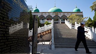 یک مسلمان هوئی در سال ۲۰۱۵ در حال قدم زدن در محوطه یک مسجد