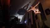 Pole dancing σε εκκλησία