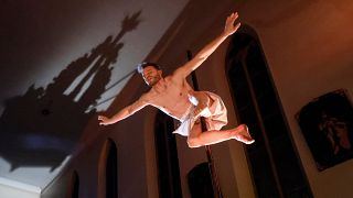 الراقص فنسان غروبلني يؤدي رقصة على عمود في كنيسة سان غيوم بمدينة ستراسبورغ الفرنسية
