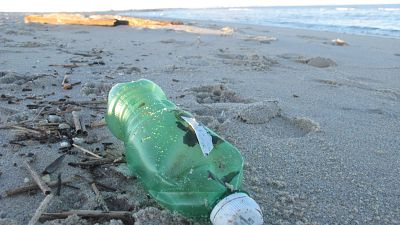 Une bouteille échouée sur la plage à Sandy Hook, dans le New Jersey.
