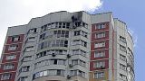 Eine Drohne traf offenbar das oberste Stockwerk dieses Wohnblocks in Moskau