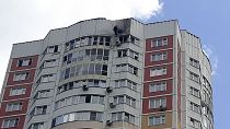 Eine Drohne traf offenbar das oberste Stockwerk dieses Wohnblocks in Moskau