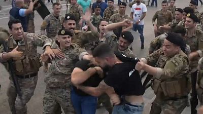 الجيش اللبناني يعتقل أحد المحتجين