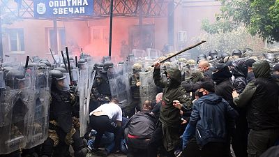 Szerbek támadnak a békefenntartókra Zvečanban, 2023. május 29-én