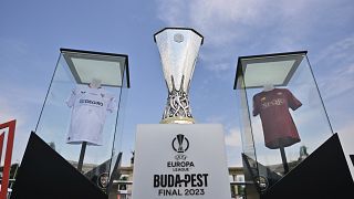 El trofeo de la UEFA Europa League se muestra en la Fan Zone de la Plaza de los Héroes en Budapest, Hungría, martes 30 de mayo de 2023.