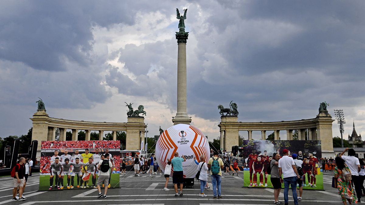 A Sevilla (balról) és az AS Roma molinói a labdarúgó Európa-liga döntőjéhez kapcsolódó szurkolói fesztiválon a budapesti Hősök terén 2023. május 30-án.