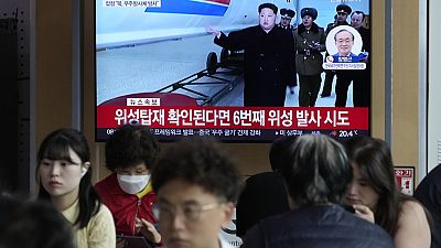 الزعيم الكوري الشمالي خلال إطلاق الصاروخ