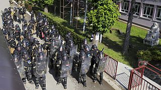 جنود مجريون في قوة حفظ السلام التي يقودها الناتو "كفور" يحرسون مبنى بلدية في بلدة زفيكان، شمال كوسوفو، 29 مايو 2023.